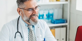 médecin dans son cabinet