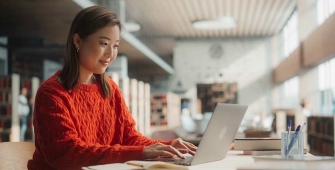 Une femme qui travaille dans un open space