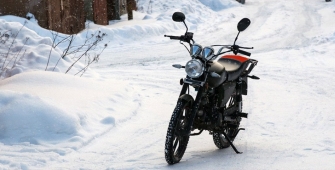 une moto garée sur la neige