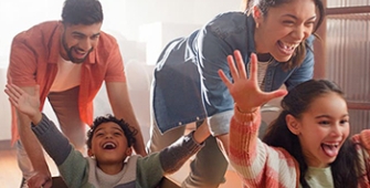 une famille enjouée