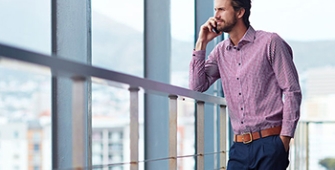 homme au téléphone dans un building