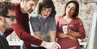 4 collaborateurs face à un écran