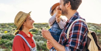 Une famille d'agriculteur dans un champs