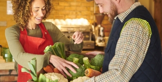 Un producteur agricole fait un don d'un cageot de légumes
