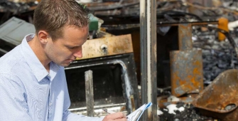 Un expert qui évalue les dégâts d'un sinistre