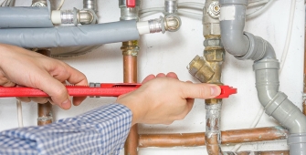 Un plombier qui répare une canalisation