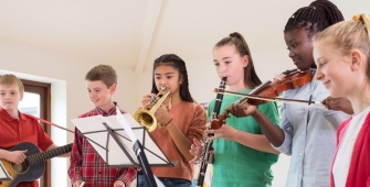 Un groupe d'enfants qui jouent de la musique