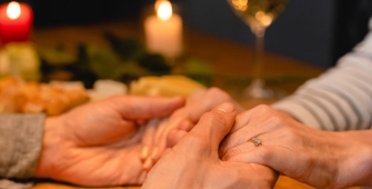 Deux personnes âgées qui se marient 