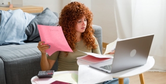 Une jeune femme entre 20 et 30 ans prépare sa retraite