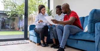 Un couple et leur conseillère sur un canapé 