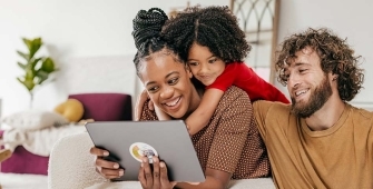 famille regardant un ordinateur