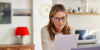 Une femme 50 ans choix mode de sortie PER