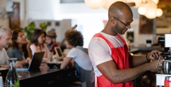 Un barista derrière un comptoir