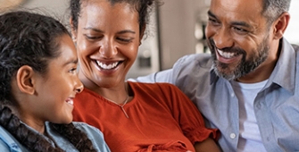 un couple et leur fille assis