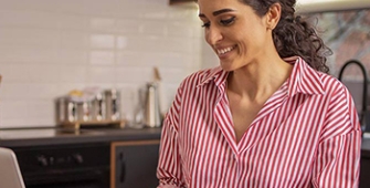 femme assise face à son ordinateur