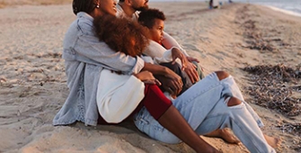 une famille assise sur la plage