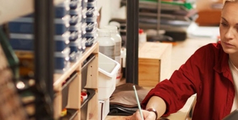 Une femme à son bureau