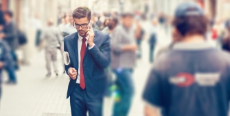 un homme au téléphone marche dans la rue