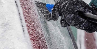 Une personne qui dégivre son parebrise 