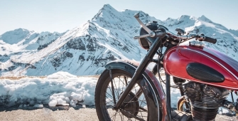 Moto devant une montagne