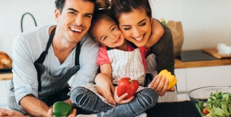 Une famille qui cuisine