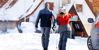 Deux personnes qui rentrent dans un chalet