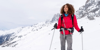 Une femme sur les pistes enneigées 