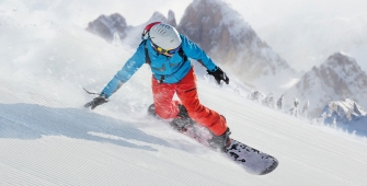 Un snowboarder sur une piste