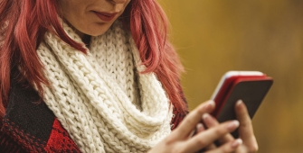 Une femme avec son téléphone dans les mains