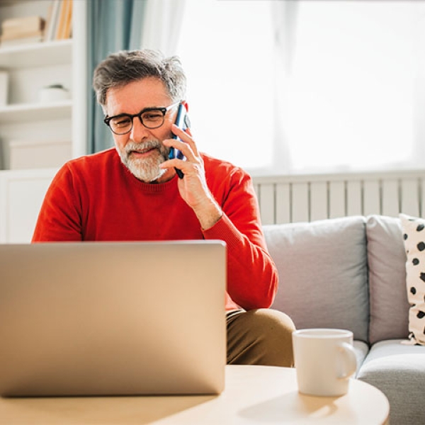 Un homme au téléphone sur son canapé 
