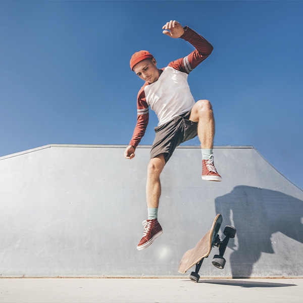 un homme qui fait du skate