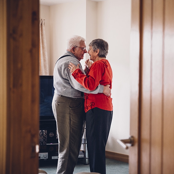 un couple de senior qui danse