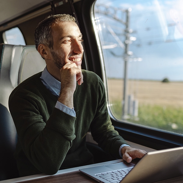 Un homme dans un train