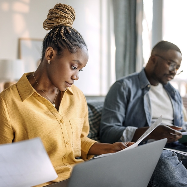 Une femme qui lit des documents