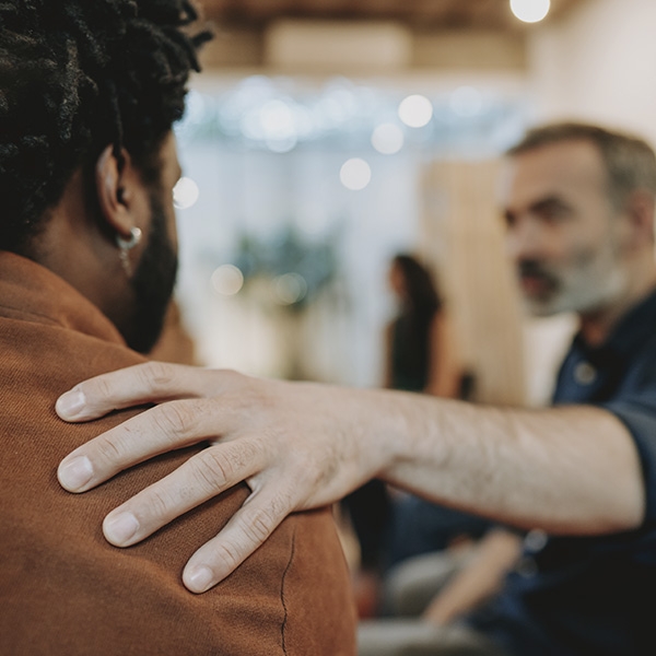 Un homme qui rassure un autre homme