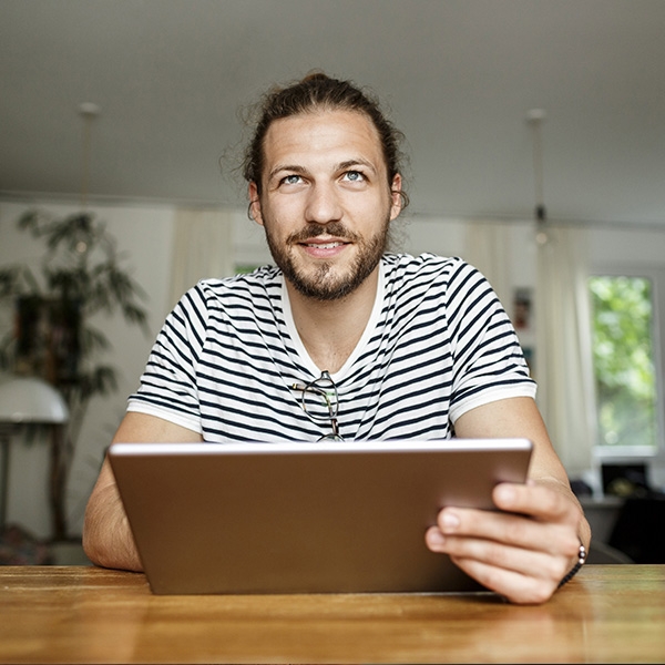 Un homme qui regarde sa tablette