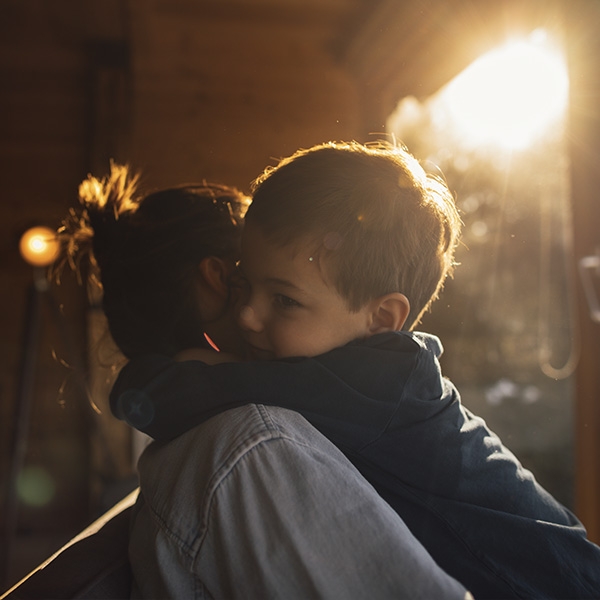 une mère et son fils qui se font un calin
