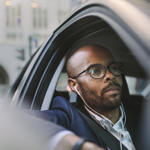 Un homme à la fenêtre de sa voiture