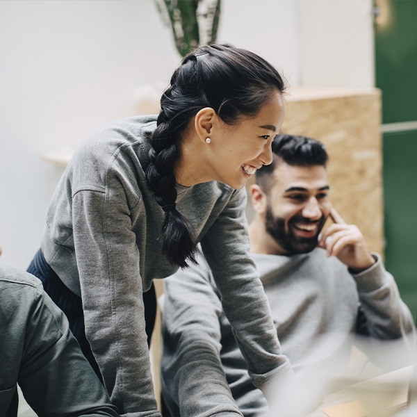 une femme qui sourit