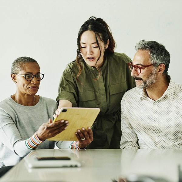3 collègues qui discutent sur un document