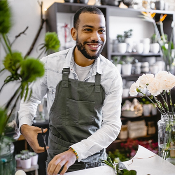 un fleuriste dans sa boutique