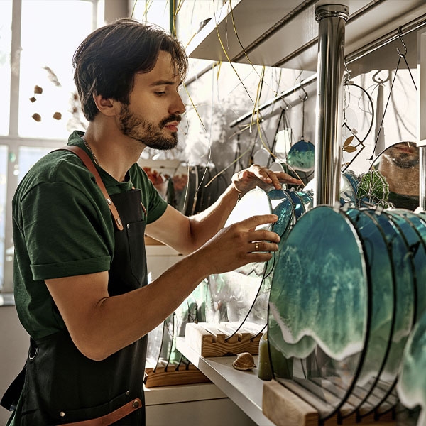 un homme dans sa boutique