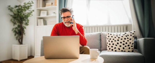 Un homme au téléphone sur son canapé 