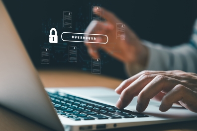 Un homme qui sécurise son ordinateur