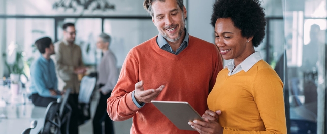 Une femme et un homme dans un open space