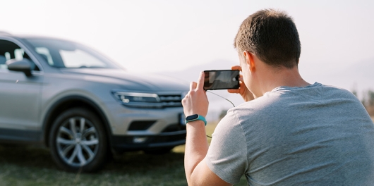 un homme prend en photo une voiture