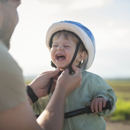 un petit garçon sur un vélo