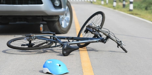 Un vélo renversé sur la route 