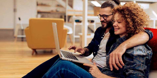 Couple 40 ans ordinateur portable