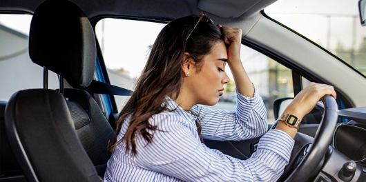 Une femme anxieuse dans sa voiture